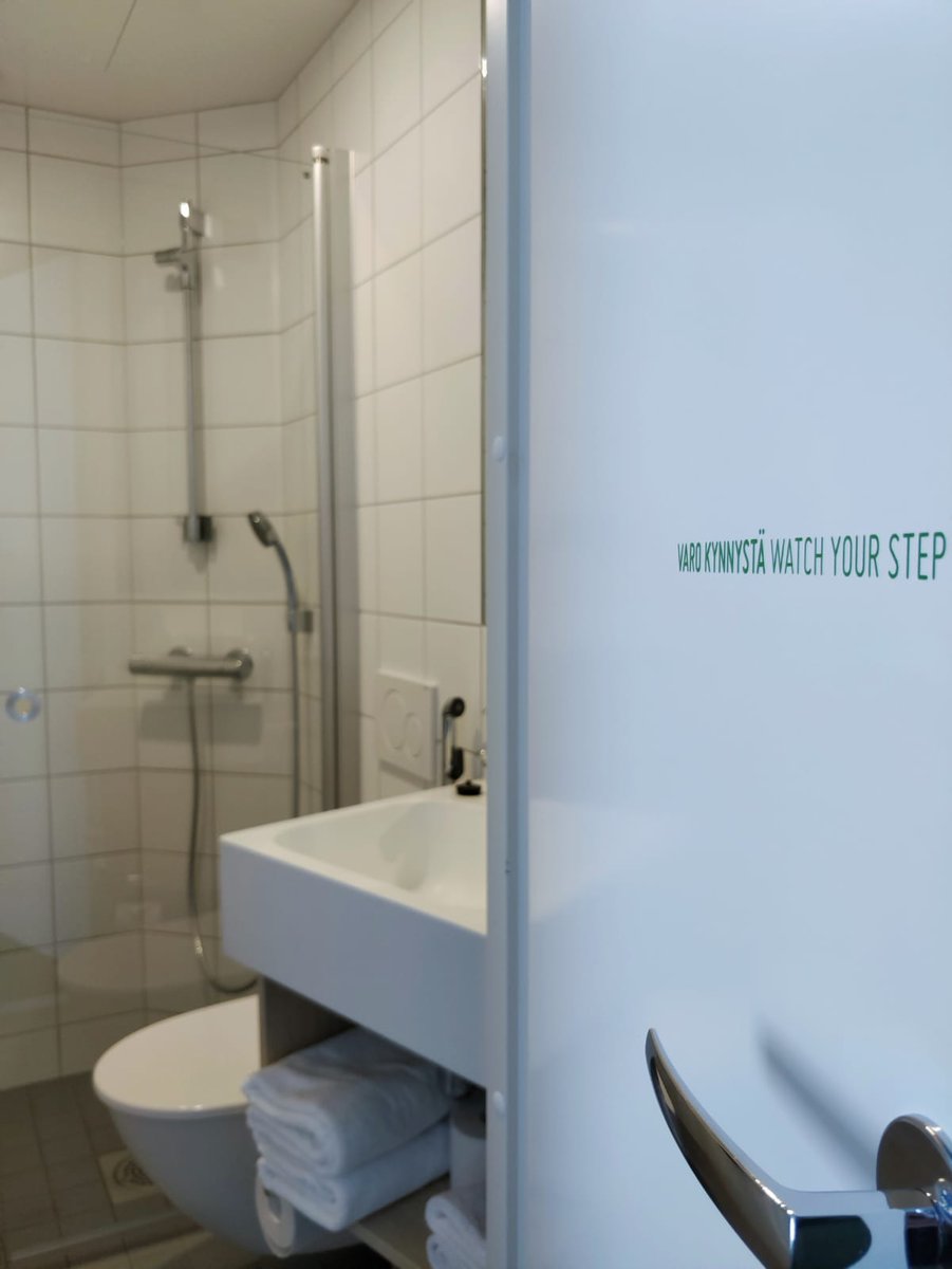 Pinto_Design's tweet image. Jos lämpö alkaa tuntua tukalalta, hyvä vaihtoehto on buukata yö ilmastoidussa hotellissa! Juuri avatussa GreenStar Hotelli Jyväskylässä on tarkasti huomioitu ympäristöasiat sisustuksen materiaalivalintoihin saakka. #tilasuunnittelu #pintodesign #greenstarhotel #jyväskylä