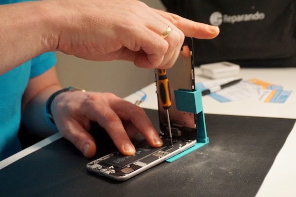 TelekomIna's tweet photo. Der mobile Service von Reparando macht am 24. und 25. Juli Halt in der Telekom Zentrale. Reparando verlost zwei Gutscheine für einen Akkutausch! Alles Infos dazu in der YAM-Gruppe Privatkunden. #Telekomwall https://t.co/02ZBHOJ7Z7