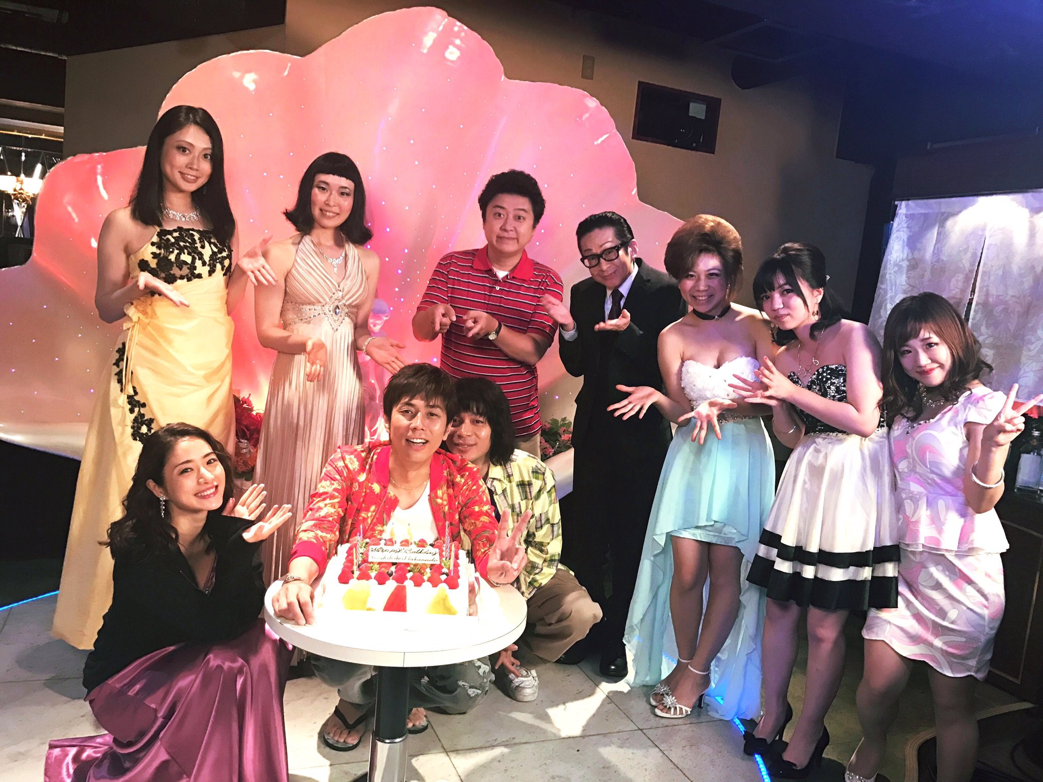 公式 高嶺の花 日テレ7月期水ドラ 7 16にお誕生日を迎えた 袴田吉彦 さんのお祝いをしました お誕生日おめでとうございます 彡 袴田さんにお似合いの キャバクラでホステス役の皆さんも一緒にお祝いしました 笑 高嶺の花 石原さとみ 峯田和伸