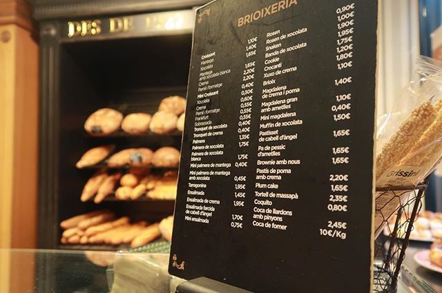 DadWithAPen's tweet image. When in Spain follow the crowd to the bakery cafe. 
#BarcelonaVacation
