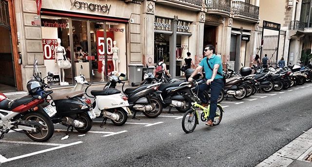 DadWithAPen's tweet image. Everyone drives some sort of two wheeled vehicle it seems. And warning... watch the street crossings. There are so many tiny side streets IN BETWEEN main streets. You will be killed!!! Lol
#BarcelonaVacation