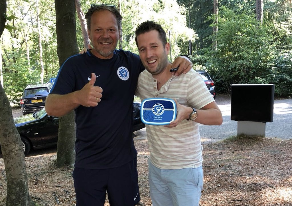 Mike Weevers uit Roosendaal (Bra) is leraar op Basischool de Baayaert in Wouw. Van zijn leerlingen had hij merchandise gekregen van <a href="/DeGraafschap/">De Graafschap</a> Tja, als je dan de trainer ontmoet in <a href="/FletcherHotels/">fletcherhotels</a> in Epe, is een handtekening en foto snel gemaakt 😜👍📸