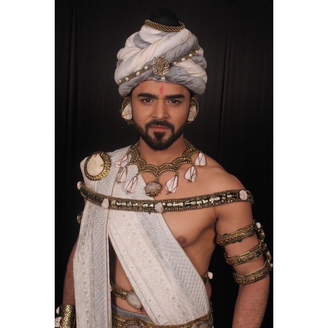 officialPorus's tweet photo. Coming up soon on @sktorigins @rkt_tewary #Porus is Senapati Hasti of Sindh ⚔️
Stay tuned! 
What do you think about his new look? https://t.co/xiUCMrahnu
