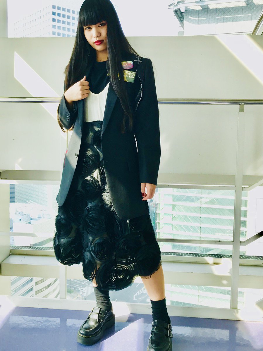 文化服装学院 公式 サマセミ 講座 リメイクで簡単オシャレな服作りにチャレンジ メンズ ジャケットをベストと袖に解体 ブラウスをワンピースにリメイク 使用素材はメンズジャケットブラウス 安全ピンなどです