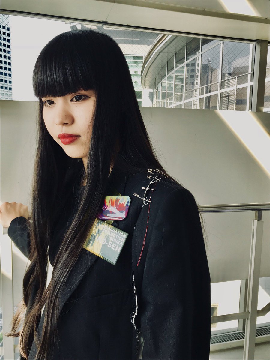 文化服装学院 公式 サマセミ 講座 リメイクで簡単オシャレな服作りにチャレンジ メンズ ジャケットをベストと袖に解体 ブラウスをワンピースにリメイク 使用素材はメンズジャケットブラウス 安全ピンなどです