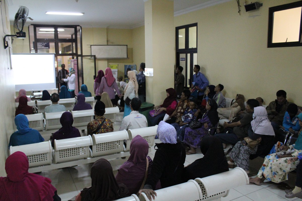 RSUD_KUDUS's tweet image. Promosi Kesehatan Rumah Sakit (PKRS) oleh dr. Naela Munawaroh, Sp.KFR dengan tema &quot;Nyeri Punggung&quot; . 

#PKRS
#PromosiKesehatanRumahSakit
#RumashSakitPilihanUtamaMasyarakat