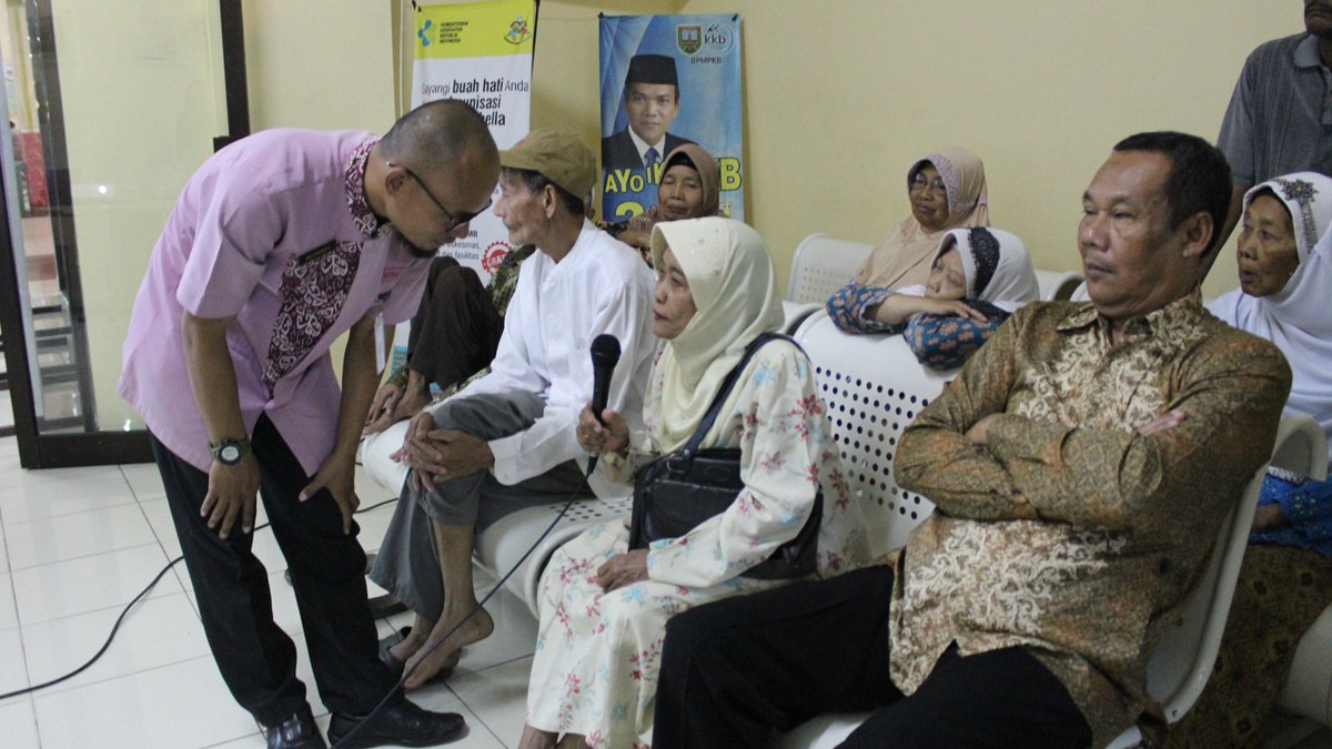 RSUD_KUDUS's tweet image. Promosi Kesehatan Rumah Sakit (PKRS) oleh dr. Naela Munawaroh, Sp.KFR dengan tema &quot;Nyeri Punggung&quot; . 

#PKRS
#PromosiKesehatanRumahSakit
#RumashSakitPilihanUtamaMasyarakat