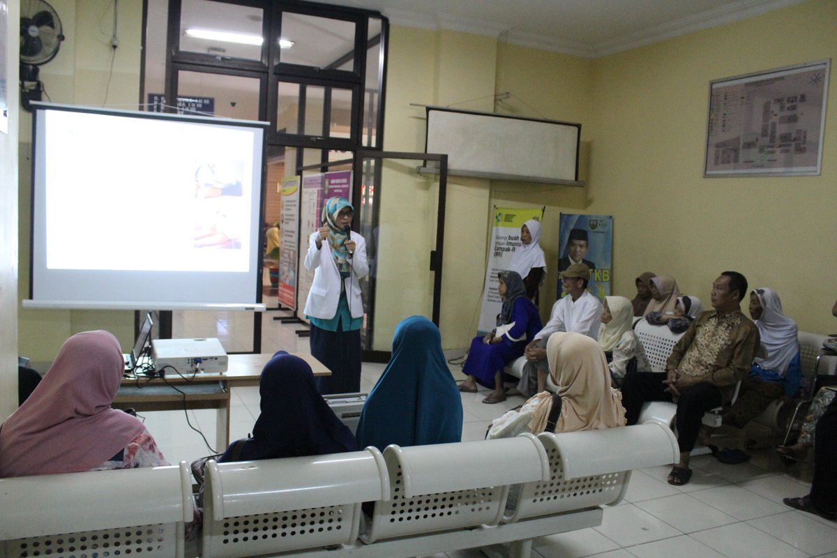 RSUD_KUDUS's tweet image. Promosi Kesehatan Rumah Sakit (PKRS) oleh dr. Naela Munawaroh, Sp.KFR dengan tema &quot;Nyeri Punggung&quot; . 

#PKRS
#PromosiKesehatanRumahSakit
#RumashSakitPilihanUtamaMasyarakat
