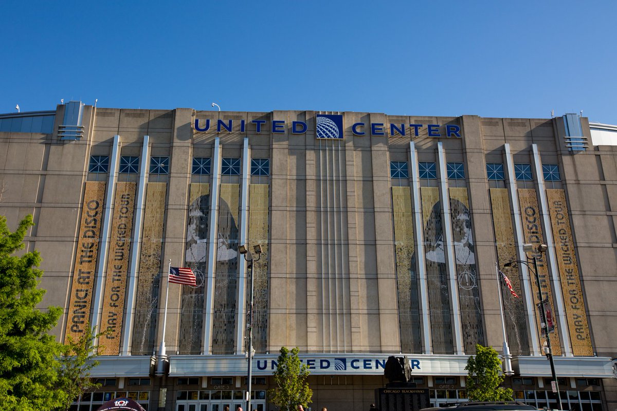 UnitedCenter's tweet photo. Thanks to everyone who visited to see @PanicAtTheDisco at their SOLD OUT show here tonight! Until next time, Chicago! #PrayForTheWickedTour https://t.co/s8Os9qHFGG