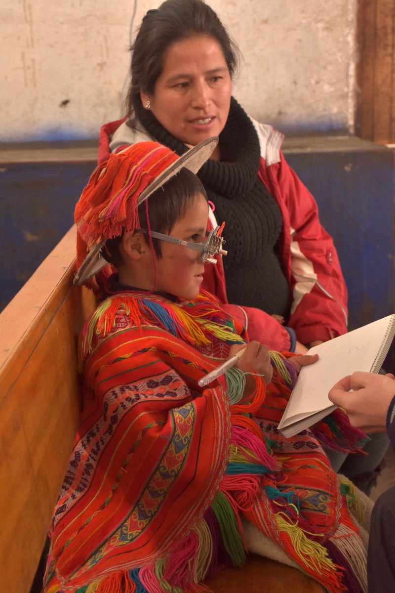 Segunda jornada de revisiones optométricas en la comunidad rural de Huilloc (Perú).
Hoy hemos estado con los más pequeños. Unos no se sabían los números, otros solo hablaban quechua.
Y a pesar del frío que hacía, nos hemos divertido mucho. 
#Urubamba2018 blogs.salleurl.edu/urubamba/