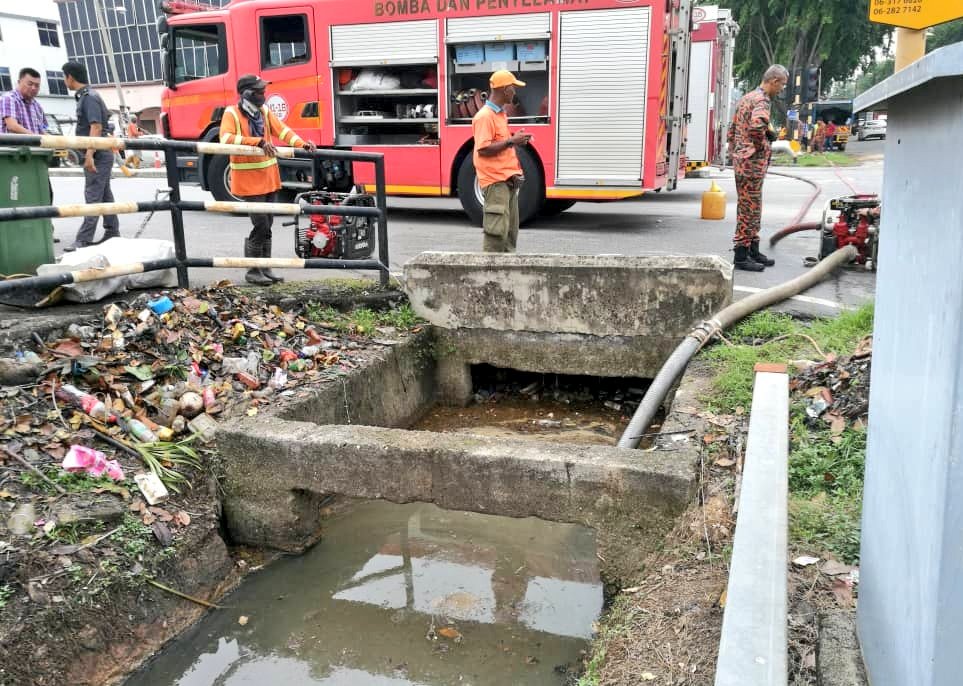 18/07/2018 Operasi Bersepadu Antara Pelbagai Agensi Termasuk JKR Melaka Di Dlm Mngatasi Masalah Banjir Melibatkn Pembentung Jln &amp; Longkang Monsoon di Kwsan Melaka Baru, DUN Ayer Keroh. @ZulkiflyGhani <a href="/JKRMalaysia/">JKR Malaysia</a> <a href="/RakanKKR/">RakanKKR</a> <a href="/RoslanMdTaha/">Roslan Md Taha</a>