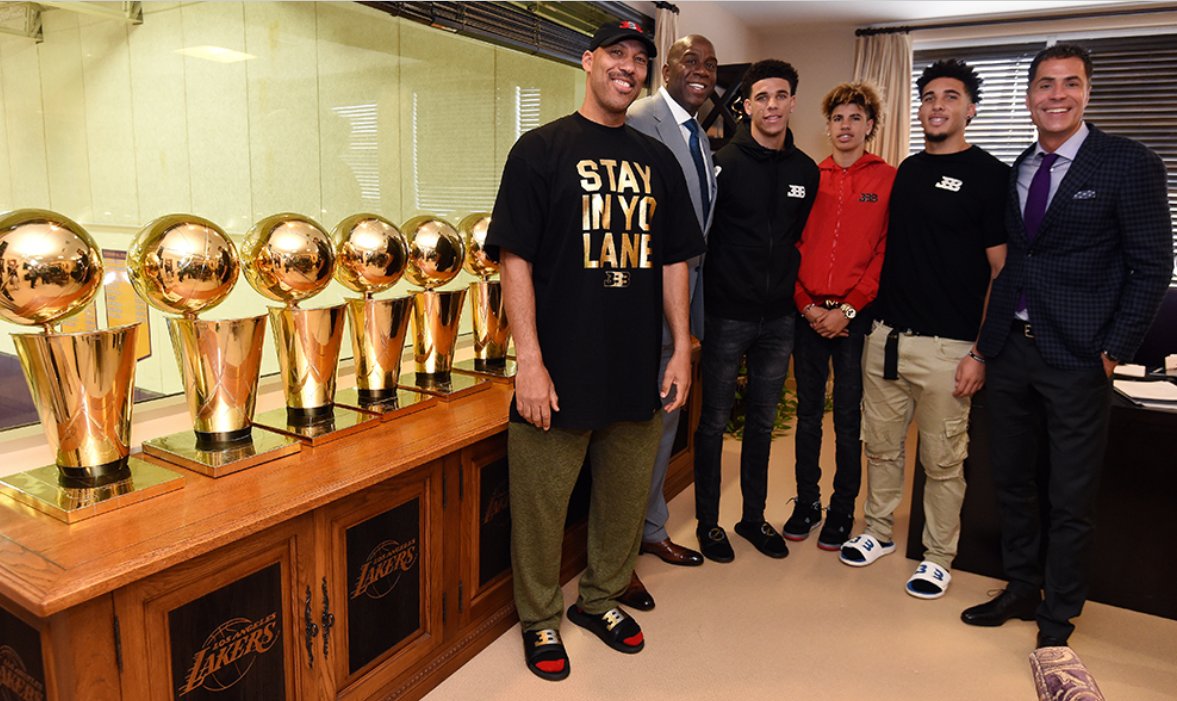 thebige158's tweet photo. Lavar Ball is one of the best dads in the world. He gives his son's a shot to live their dreams and I'll do the same. @LavarBallBBB1 @ZO2_ @LiAngeloBall @MELOD1P @bigballerbrand #ZO2_ @bbbjbaleague #PRICELESS #FAMILY #MELOD1P @Boilers32 @t_vaughns04 https://t.co/YZ4lRDwbOp