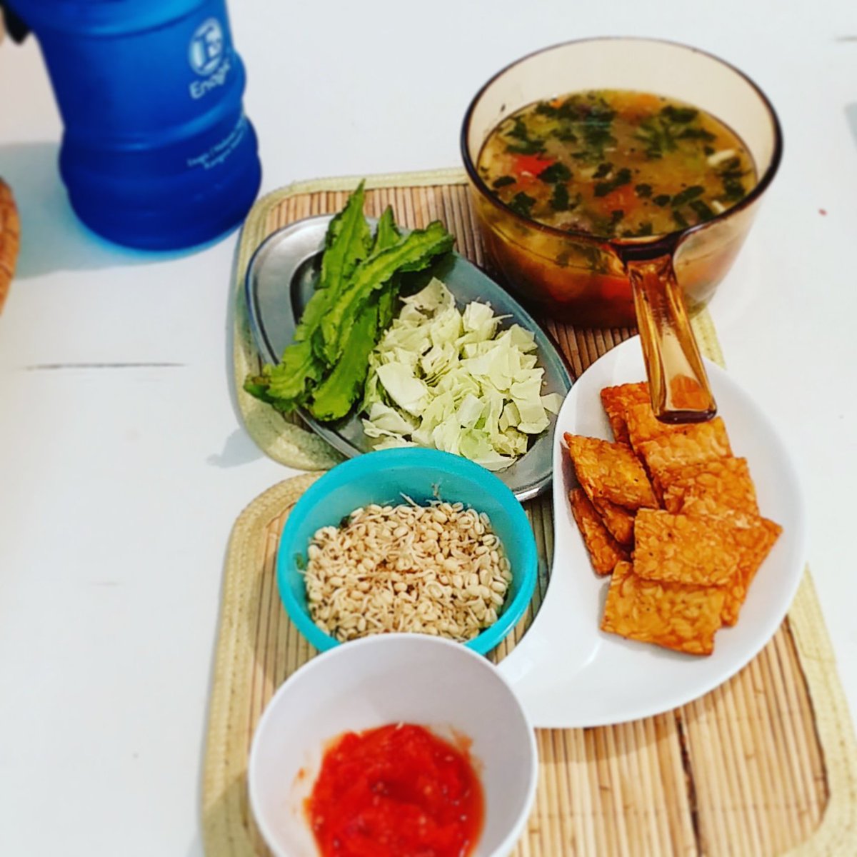 erikarlebang's tweet photo. Our simple lunch
Semua beli di pasar becek dengan harga terjangkau. Amat terjangkau!
#FoodCombining #FoodcombiningItuGampang #AlkaliDiet #DietAlkali #KangenWater #PlantBased #PlantBasedFood #RawFood #SayuranSegar #SehatItuMudahDanMurah #SakitItuMahal #Vegetable #Vegetarian https://t.co/aJlLXQHkgE