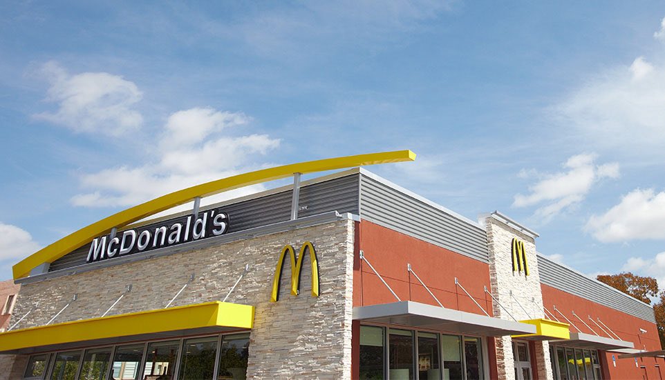 mauryicy's tweet photo. Putas MCDONALDS GOT 7 FOR $5❗️I REPEAT MCDONALDS  GOT 7 FOR $5, Por $5 you can get a small fries,2 sandwiches,a drink,Apple pie, a sundae &amp; a few licks on this McChurizo because I lied to yo McPuta ass. I bet you read the whole thing too witcho Mchungry ass..... McPendeja https://t.co/cpPVlikBTe