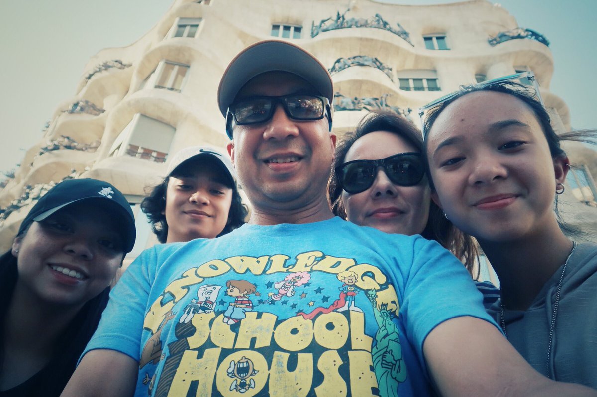 HungryScribbler's tweet image. In front of Casa Mila (La Pedrera). We might visit the roof terrace tomorrow!

#BarcelonaVacation