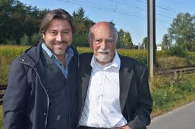 MarieMarilou_'s tweet photo. @StephanePauwels ce 18/07 à 19h45 @RTLTVI à revoir #LesOragesDeLaVie il n'avait que 11 ans #SimonGronowski a sauté du train qui l'emmenait avec sa mère vers 1 mort certaine à Auschwitz.73 ans +tard il accompagne Stéph là où furent gazées sa mère et sa soeur. Emotion au RDV https://t.co/xytlJLV42m