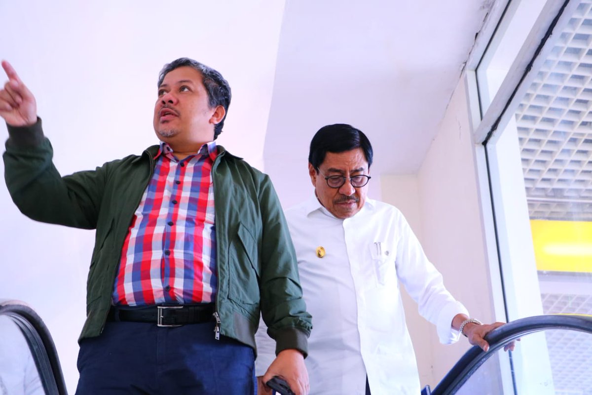 fahrivoice's tweet photo. Alhamdulillaah bangda @Fahrihamzah sudah tiba di bandara Pattimura.. dan disambut oleh Wakil Gubernur Maluku

#NgopiBarengFahri https://t.co/eabalMmaKv