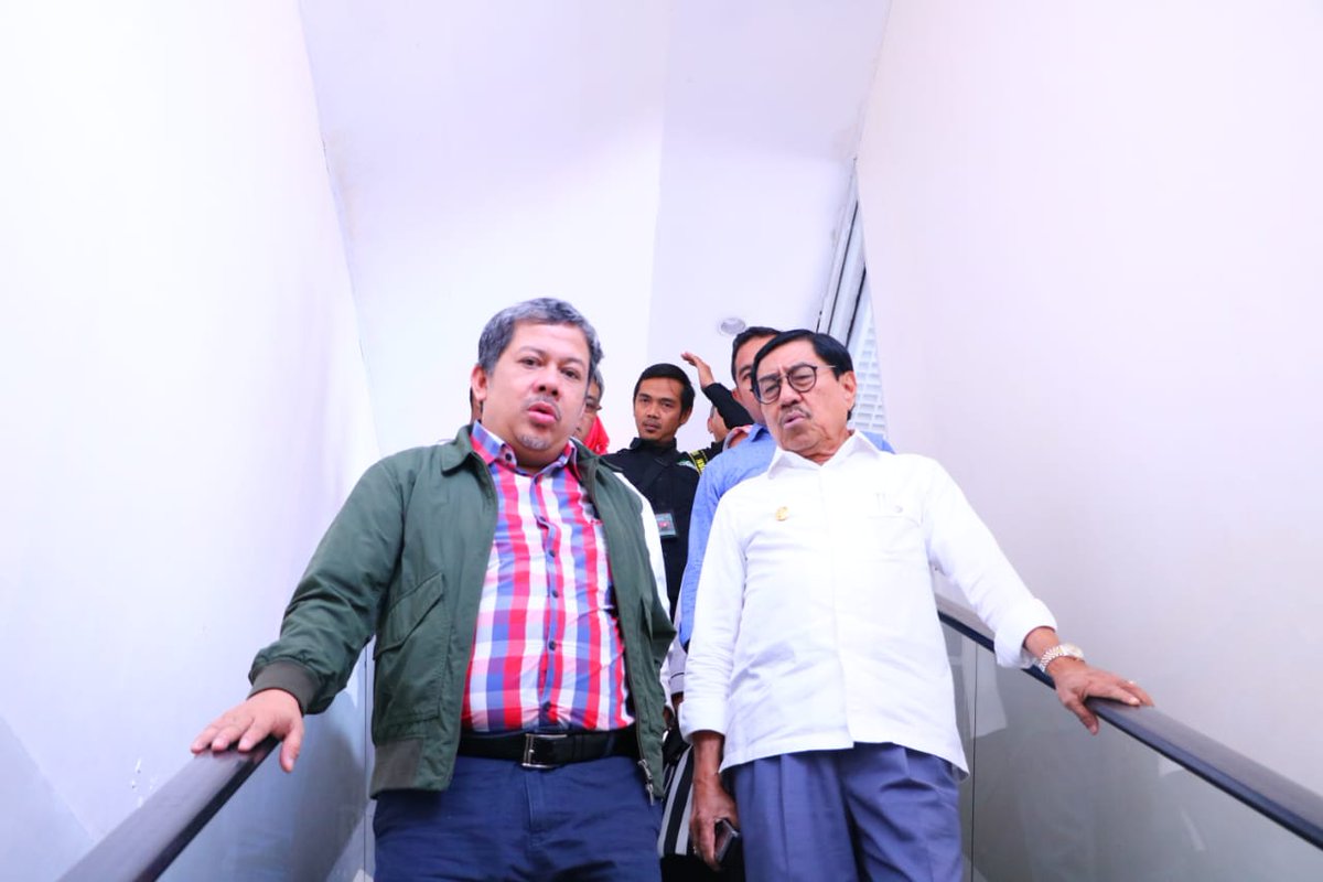 fahrivoice's tweet photo. Alhamdulillaah bangda @Fahrihamzah sudah tiba di bandara Pattimura.. dan disambut oleh Wakil Gubernur Maluku

#NgopiBarengFahri https://t.co/eabalMmaKv