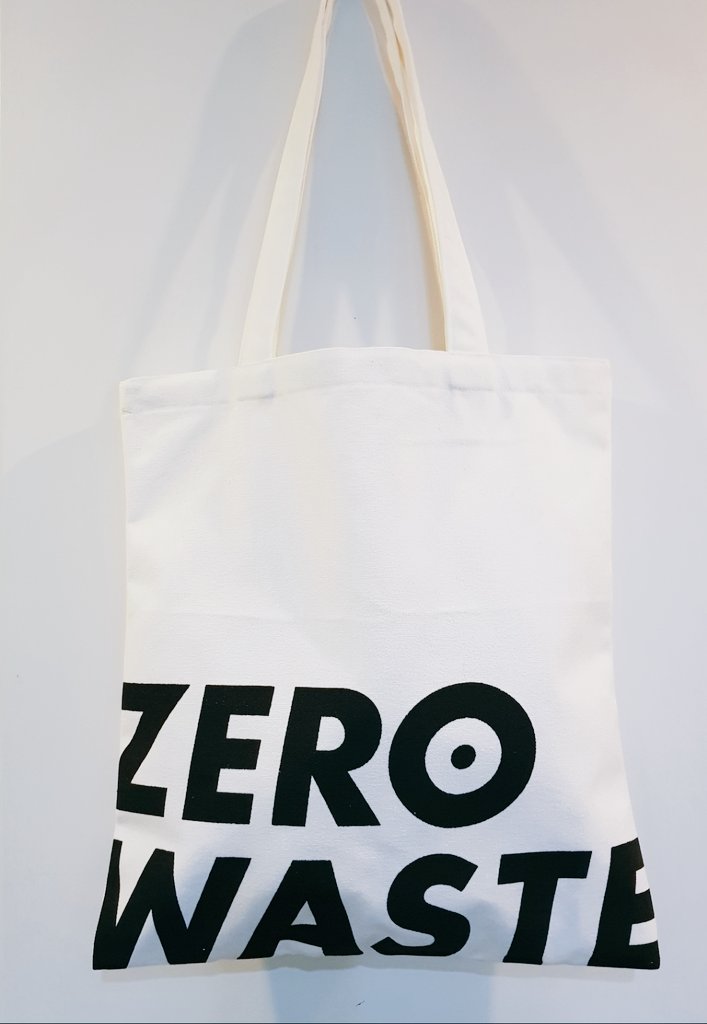 그리고 갤러리에서 'ZERO WASTE' 프로젝트 에코백을  선보입니다. 시리즈로 제작될 에코백중 1차로 제작된 에코백입니다. 색상은 흰색과 곤색 두종류입니다.구입처는 몇군데 독립서점에 입고될 예정이며 저희에게 문의하셔도 됩니다.Designed by Yoonseo Chang.