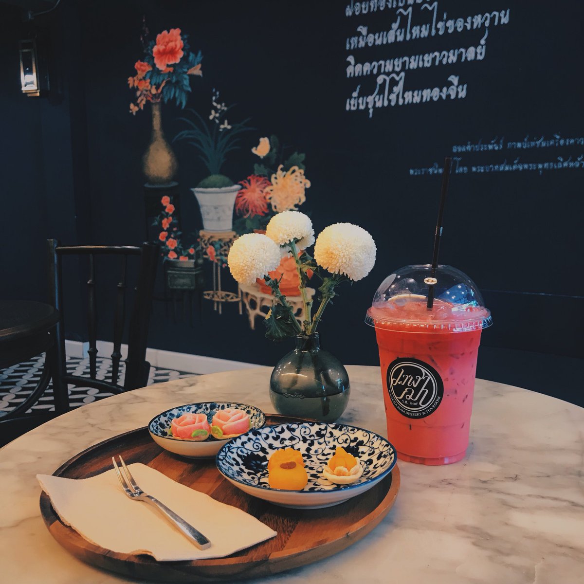 allthingall's tweet photo. เวลาหิวขนมไทย นึกที่ไหนไม่ออก ให้นึกถึง "เวฬาฌา ร.ศ. ๒๓๕" ร้านขนมไทย สไตล์ไทยประยุกต์ โทนสีน้ำเงิน ตัดกับลวดลายจานเบญจรงค์ และสีสันของขนมหวาน เห็นแล้วมันได้อรรธรสจริงๆ ...โดยเฉพาะชาสกัดร้อนและเย็น หอมอร่อยมาก Afternoon tea สุดๆ แนะนำเลยค๊า 
@aroii #รีวิวคาเฟ่ #reviewcafe #bkkcafe https://t.co/24SRudSRjN