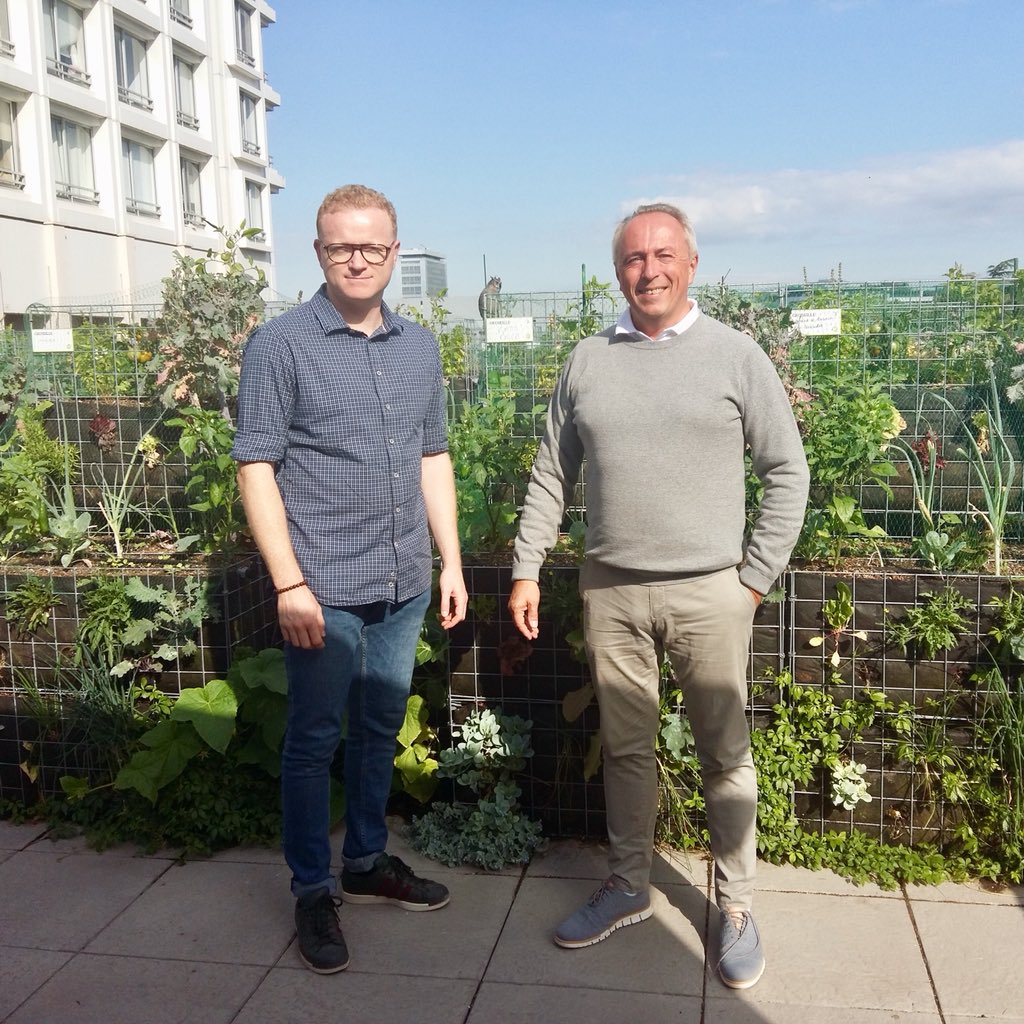 jbmenguy75015's tweet photo. Rencontre passionnante entre @cde15_75015 et Peas & Love. Cultiver notre connaissance des produits que nous mangeons. Objectif partagé pour nos cantines ! #jaimemacantine #cantineparticipative #agricultureurbaine #peasandlove #urbanfarmcompany https://t.co/pfdq5aDEGH