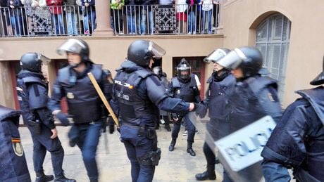 La Policia diu que "no existeixen registres" de comunicacions entre comandaments de l'1O

➡️ “No és creïble que no existís comunicació entre qui dirigia i els comandaments en terreny” 

➡️ En un àudio se sent com s'insten a parlar “per un altre mitjà”

m.eldiario.es/catalunya/poli…