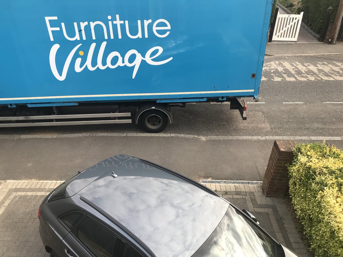 DashboDaz's tweet photo. Nice one @OfficialFV. Park outside my house in the middle of commuter time without checking. Leave the lorry and now I’m late for work. Not even delivering to my house...delivering to someone else’s. Idiots. https://t.co/EzmPgDcDMc