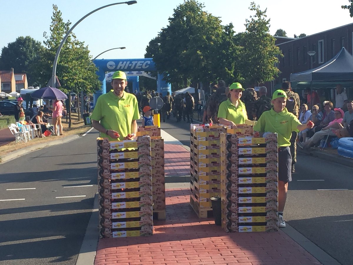 brigvere's tweet photo. Tomaten uitdelen#tasty tom#4-daagse https://t.co/pexa11v7AL