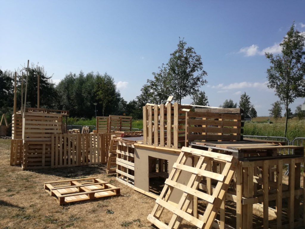 BouwdorpCborg's tweet photo. @Domien @3FM Gisteren sprongen jullie voor ons in de bres en wauw, wat een resultaat! Wij zijn overladen met nieuw hout. Culemborg (en ver daar omheen) redde ons Bouwdorp! Een daverend succes dankzij alle hulp en inzet. Namens de organisatie: Dank! https://t.co/aZ4yS4gNUw