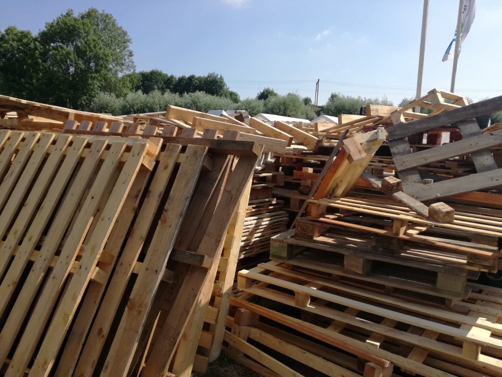 BouwdorpCborg's tweet photo. @Domien @3FM Gisteren sprongen jullie voor ons in de bres en wauw, wat een resultaat! Wij zijn overladen met nieuw hout. Culemborg (en ver daar omheen) redde ons Bouwdorp! Een daverend succes dankzij alle hulp en inzet. Namens de organisatie: Dank! https://t.co/aZ4yS4gNUw