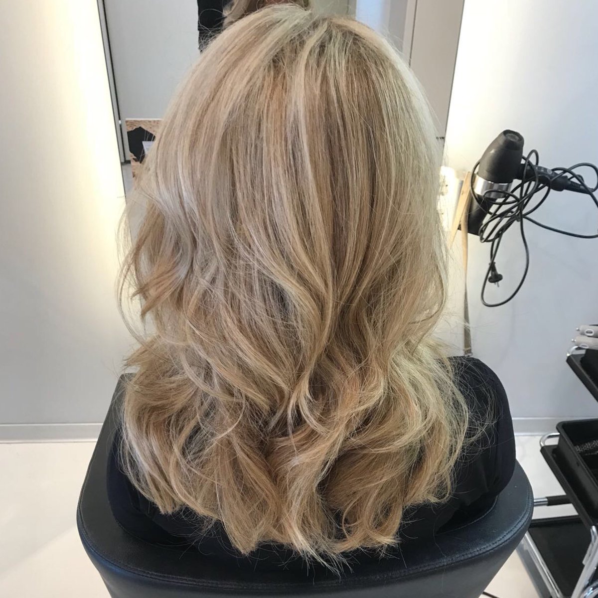 Blonde 🌼 Well done Inge ✨ . . . 
#angelihairstyling #hair #haircolor #highlights #blonde #lanza #lanzalove #donewithlanza #healinghaircare #healthyhair #summerproof  #bennekom 0318 830330 #ede 0318 613183