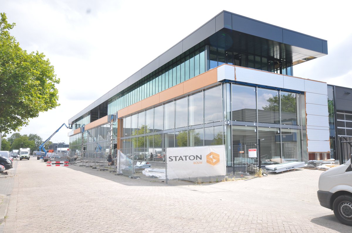 Bij het project Ringerstraat te Schiedam hebben de monteurs een knap stukje vakmanschap geleverd. Het door MZAllpro ontworpen lijnenspel benadrukt de strakheid van het plafond. Naast het leveren van de plafondpanelen, heeft <a href="/MZAllpro/">Allpro</a> ook de kaderbanden en het zetwerk geleverd