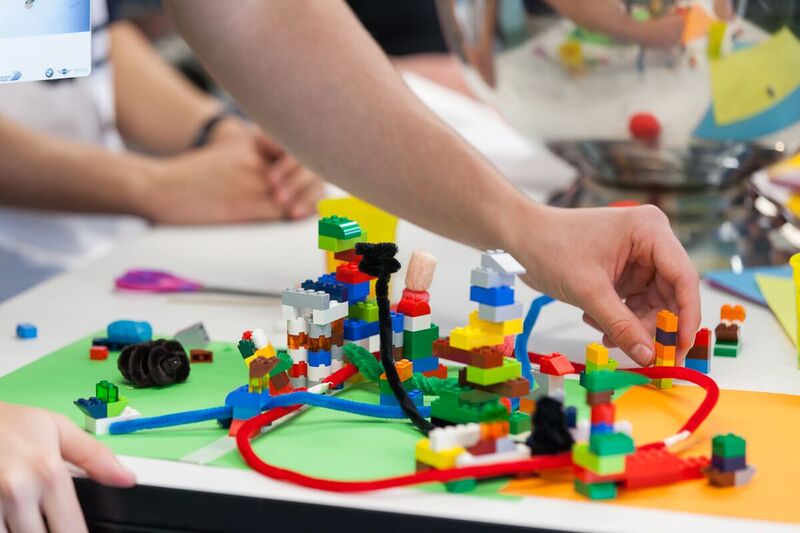 BMWGroup's tweet photo. Students in #Melbourne discussed mobility solutions for the “#CitiesInProgress” tour 2018, #brainstorming #mobility solutions. They recommended developing seamless solutions beyond only private passenger cars. #BMWGroup #Melbourne #futureofmobility #urbanmobility https://t.co/ijc5Q7KFaX