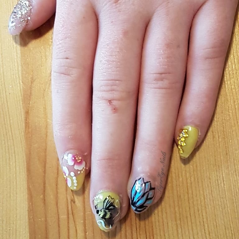 TigerEyeNails's tweet photo. Prom nails. #thinkbee #handpainted #acrylic #showscratch #promnails #ombre #onestroke #bees https://t.co/GqtHrrFjgq
