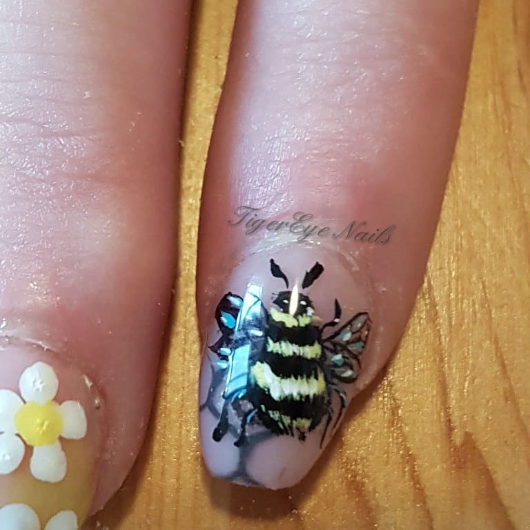 TigerEyeNails's tweet photo. Prom nails. #thinkbee #handpainted #acrylic #showscratch #promnails #ombre #onestroke #bees https://t.co/GqtHrrFjgq