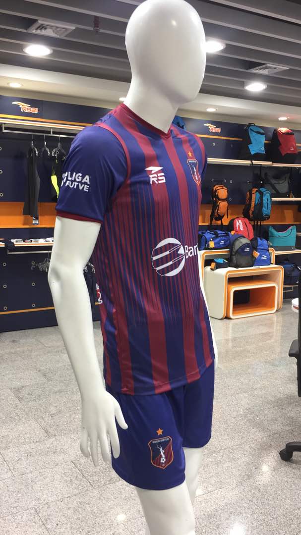 luismidrogo's tweet photo. #ArmaduraAzulgrana 🔵🔴 En agosto podemos adquirir nuestra indumentaria de nuestro @Monagas_SC con el patrocinio principal: Banplus, nueva marca, RS21 y a lucir esa hermosa Azulgrana y nuestro escudo que tanto nos identifica. 😍👏💜

#YoSoyAzulgrana 🔥⚽

#LigaFUTVE 🏆👏 https://t.co/kfrezU5ouK