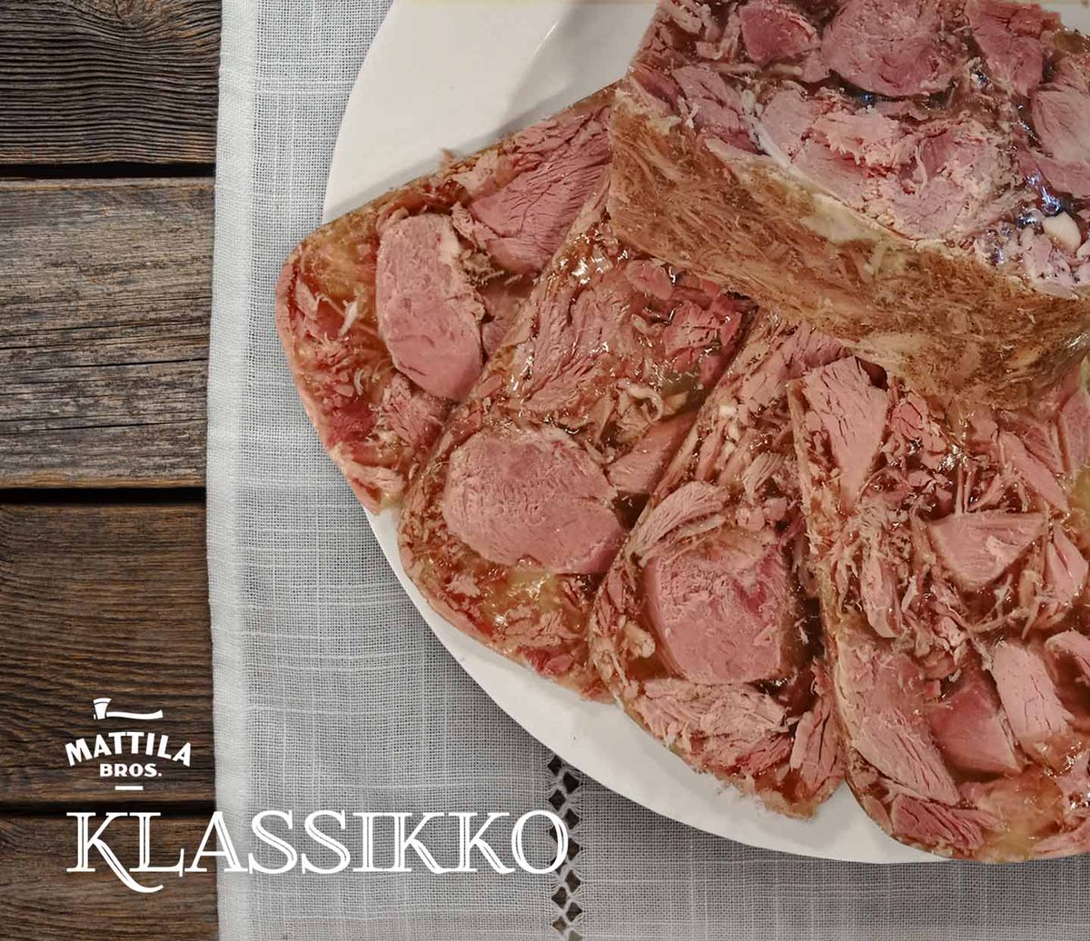 Tiesitkö että possun kinkusta valmistettavassa lihahyytelössä on rasvaa  vain 1,2 %? Tätä on Mattilassa valmistettu ”aikojen alusta”. Oletko  koskaan kokeillut valmistaa lihahyytelöstä lihakeittoa? #mattilabros