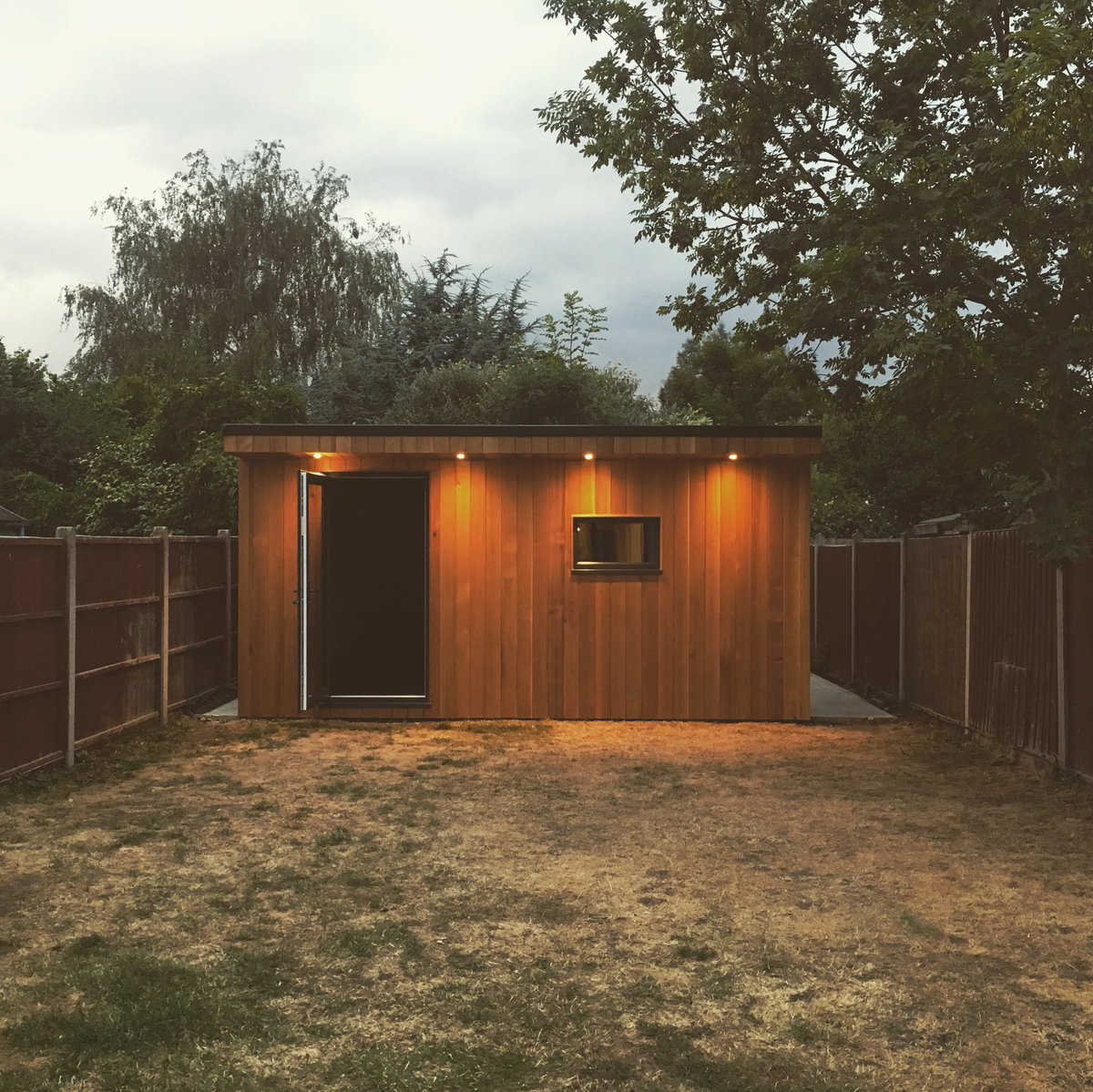 sonosolutions_'s tweet photo. Why wouldn't you want to put a home studio at the end of your garden?? ๐ถ
#sonosolutions #commutersdream #homestudio #homestudios #music #musicstudio #musicproducer #fimcomposer #composer #gardenmusicstudio https://t.co/OaGwF6592d