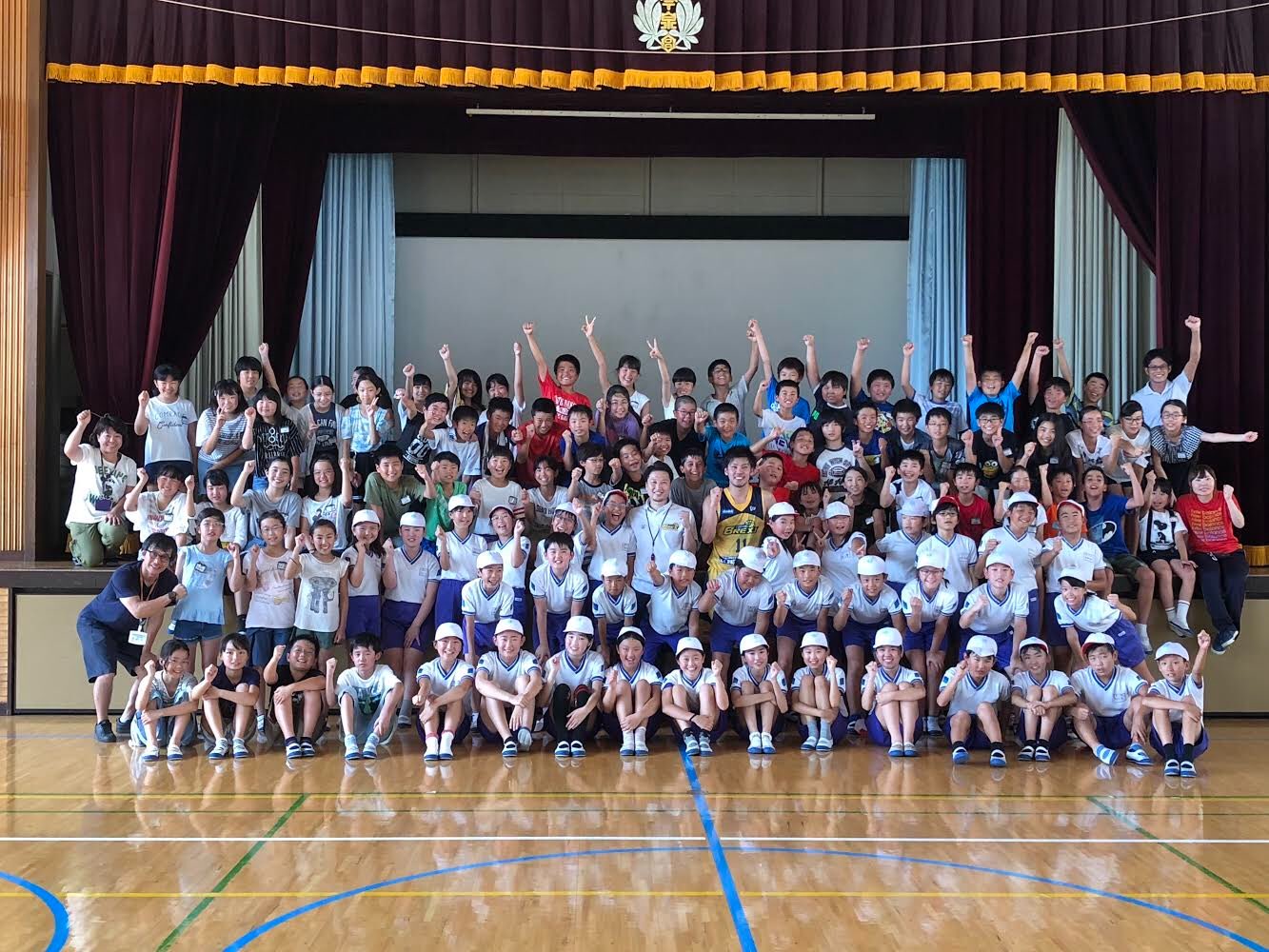 Utsunomiya Brex Exe 本日7 18 水 今泉小学校に宇都宮市からリングとボールが贈呈され そのゴール贈呈式イベントにbrex Exeの 11 齊藤選手 荒井コーチが参加いたしました 暑い中でしたが 子ども達は元気一杯楽しみながらシュート対決やミニゲームを