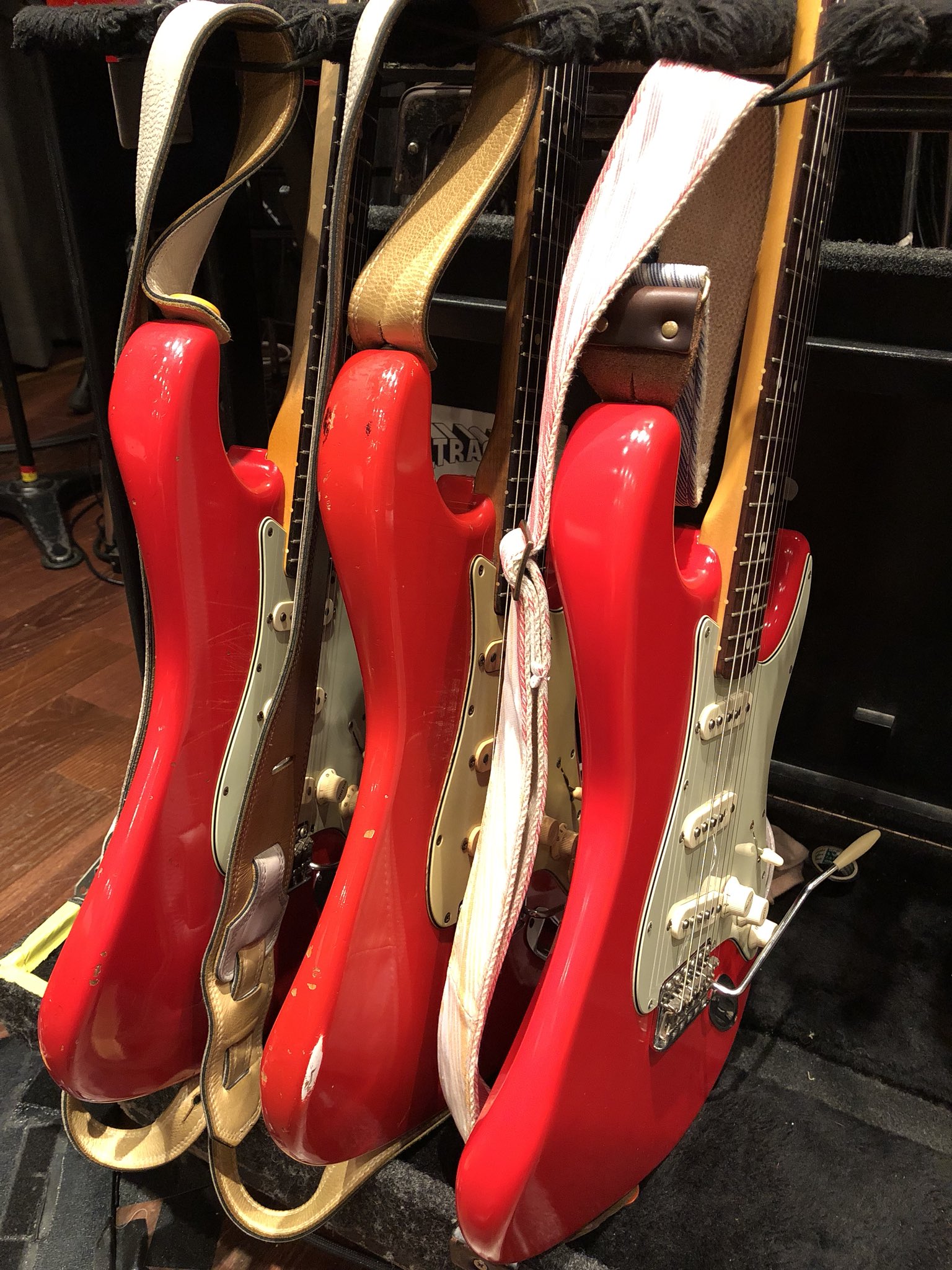 山内総一郎 Twitterren ツアーが終わり 今日はリハーサル いつものように赤いギターがいっぱい この6連ギタースタンドには ツアーのスタッフパスが貼り付けられていたり 思い出のセットリストが入っていたりします