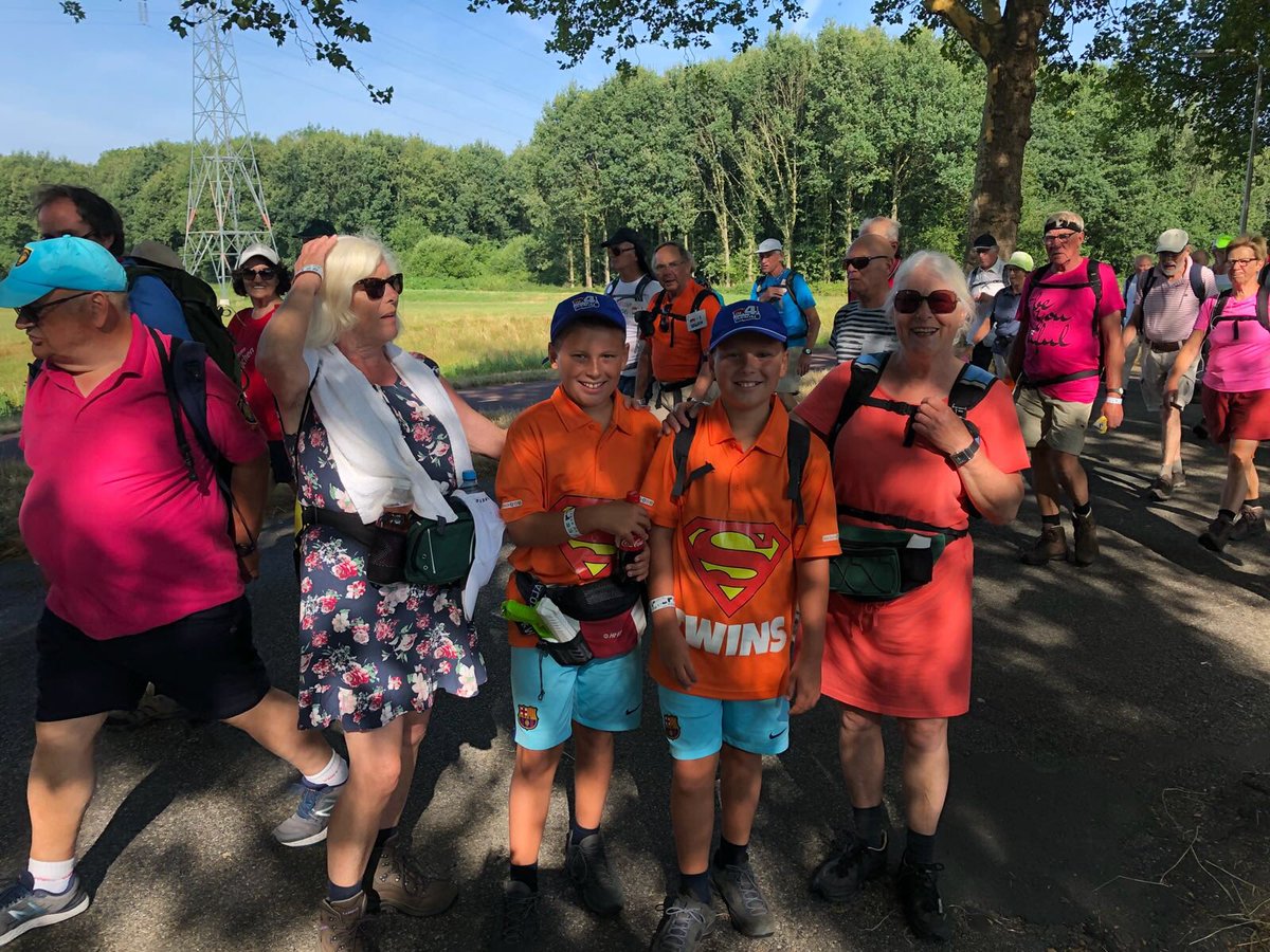 Tweeling meets tweeling tijdens de #nijmeegsevierdaagse. Alle vier jarig op 21-7. Alleen 60 jaar verschil #toevalbestaatniet #walkoftheworld