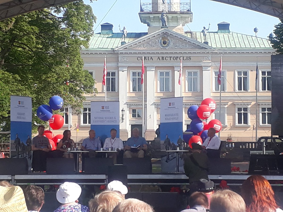 mikkoilkko's tweet photo. Pv komentaja @Finnchod sanoo @SuomiAreena perinteinen sodankäynti ei ole kadonnut mutta sen päälle on tullut uudet suorituskyvyt kuten kyber ja täsmäaseet. https://t.co/HgZ9u2rfDw