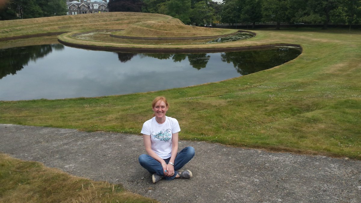 LearnToFlourish's tweet image. Strengths create energy as well as resilience - having fun with #Intuiting &amp;amp; amazing art @NatGalleriesSco #ScotModern in my new t-shirt! Thanks @JPillustrations