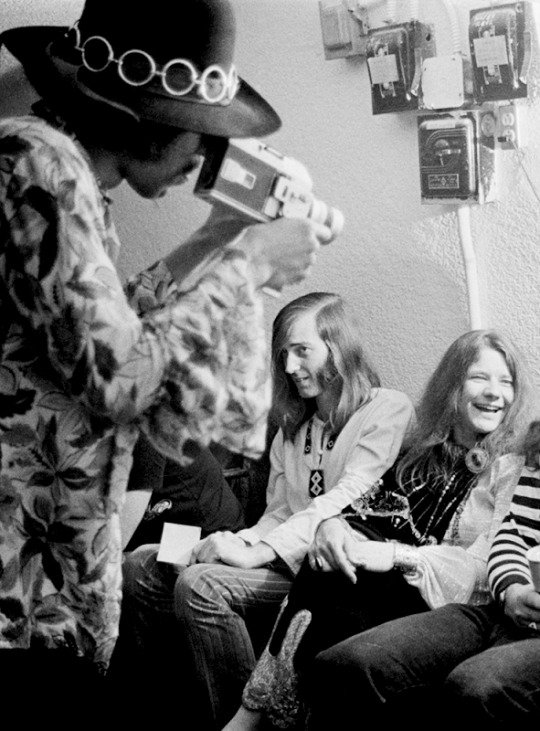 Jimi Hendrix films Janis Joplin and it looks like they have fun! @countrygentlem8 @m_rjoseph @JimiHendrixNews @jimihendrixpark @JanisJoplin @JanisJoplinFR @JimiHendrix @RockWalkLondon @musiclover @MusicHstryMttrs @historymusic @imusicbuzz @MusicMattersR3 @MusicMattersGB