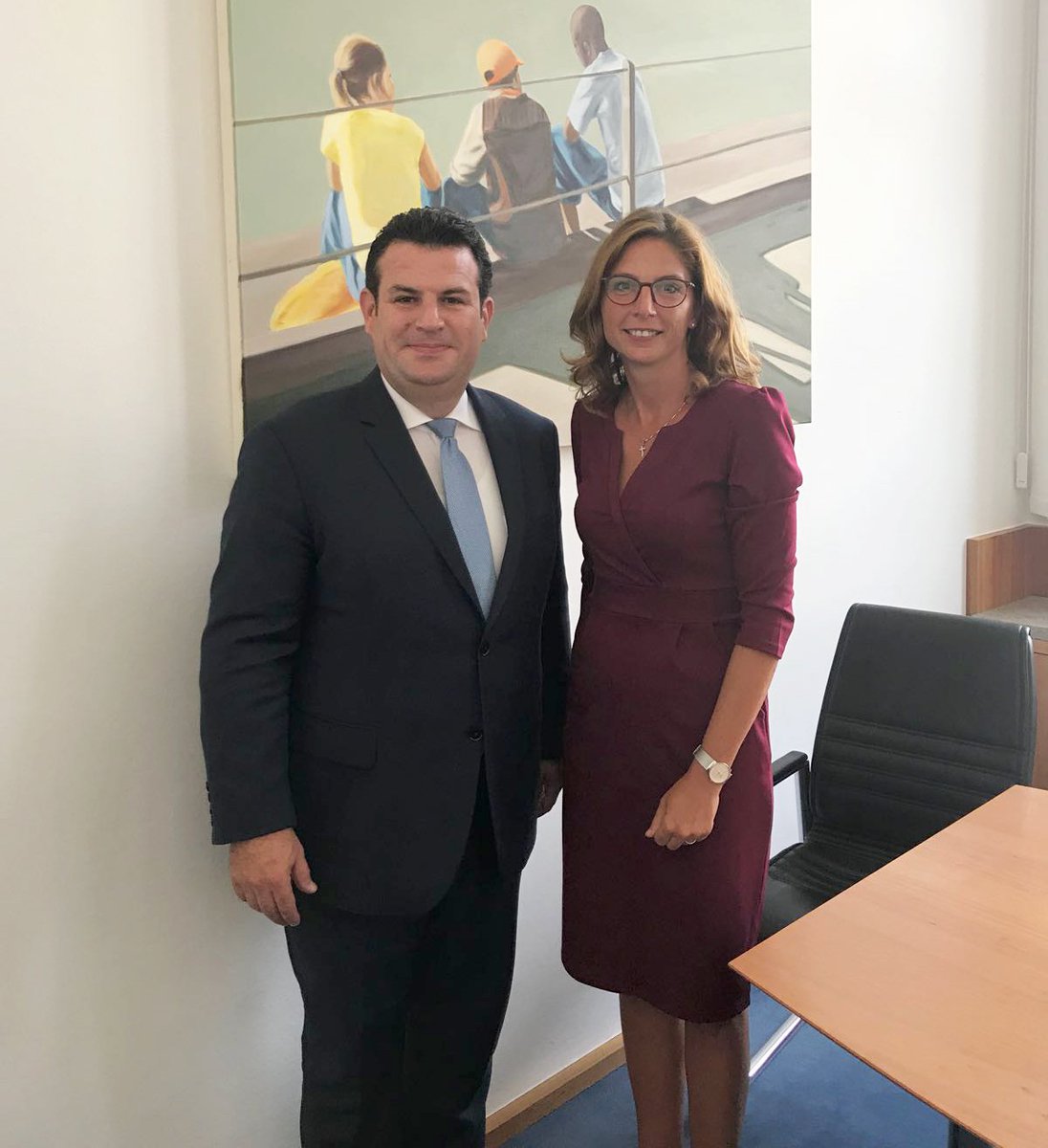mastd_rlp's tweet photo. MIN @Sabine Baetzing trifft Bundesarbeitsminister @hubertus_heil. Ganzheitliche Beratung für #Langzeitarbeitslose nach RLP-Modell steht auch Pate für #SozialerArbeitsmarkt im Bund: Bei der #Westpfalzinitiative #madeinRLP werden Familien eng begleitet. https://t.co/q7yjtklEu7 https://t.co/05VErKsvkF