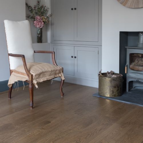 Why not take a closer look at our Oak Antique Brown Lacquered flooring?  With its mid-brown tones it will add warmth to a room in an instant. 🔥buff.ly/2L3HkQa #flooring 
Pic by @paullmcraig 
Styling @editbyemily