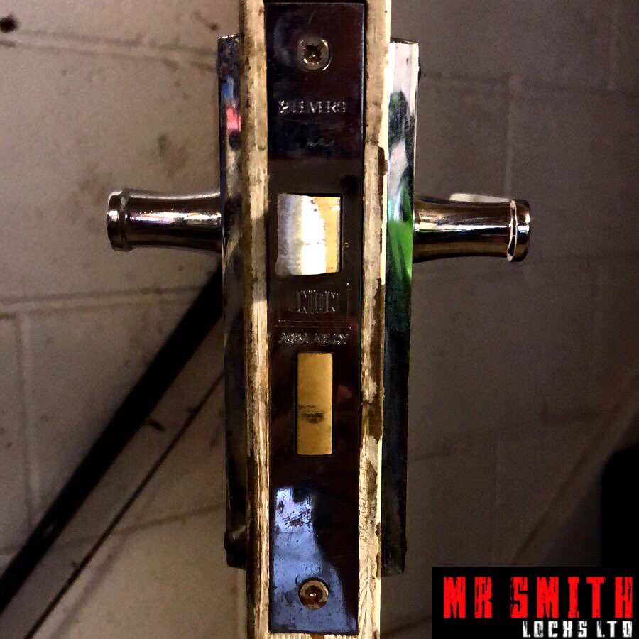 MrSmithLocksLtd's tweet photo. Before &amp; After - 2 lever #sashlock keys not present.  Removed, supplied and fit 3 lever sashlock - not recommended for external door #security - #locksmith #leeds #mrsmith #locksmiths https://t.co/SjkYtXBBQS