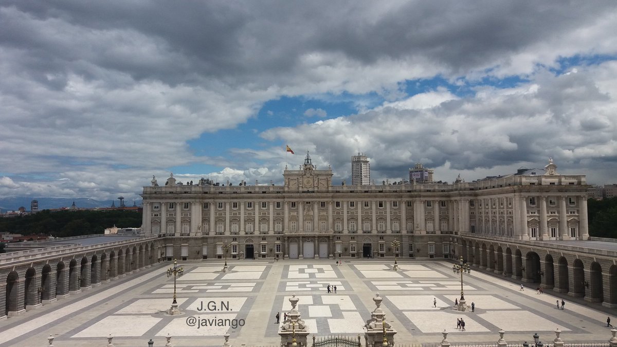 javiango's tweet photo. The Royal Palace of Madrid Spain 🇪🇸
It´s the largest Royal Palace in western Europe.Built by order king Felipe V on the site of Real Alcazar between 1738-64 by several architects #Juvara #Sachetti #VRodríguez #Sabatini in Baroque style classicist.
🎻https://t.co/17b7DU6Nwu🎻 https://t.co/zFegznLXQb