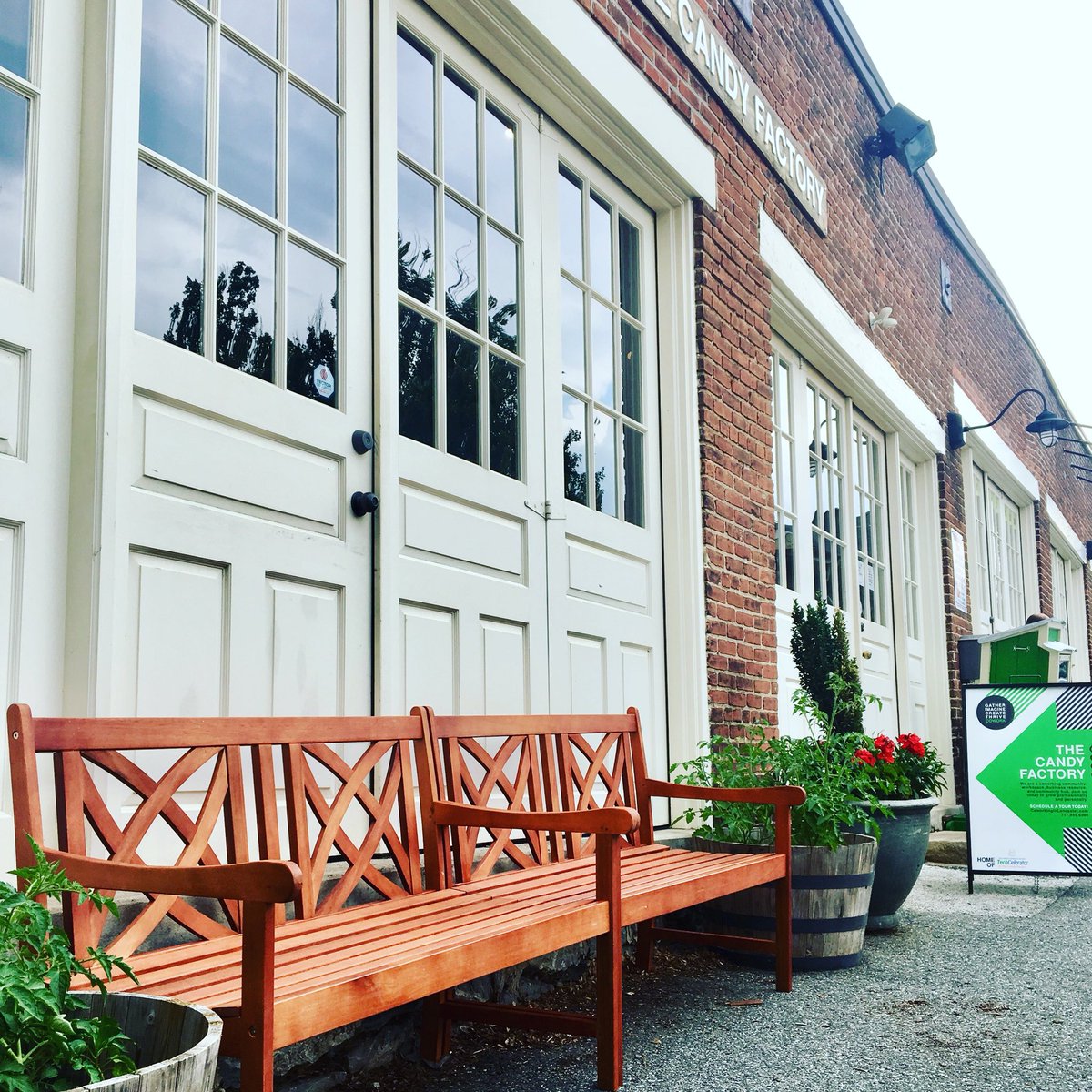 TheCandyFactory's tweet photo. Come have a seat! #coworking #newbenches ❤️ https://t.co/zQEeJMPLwi