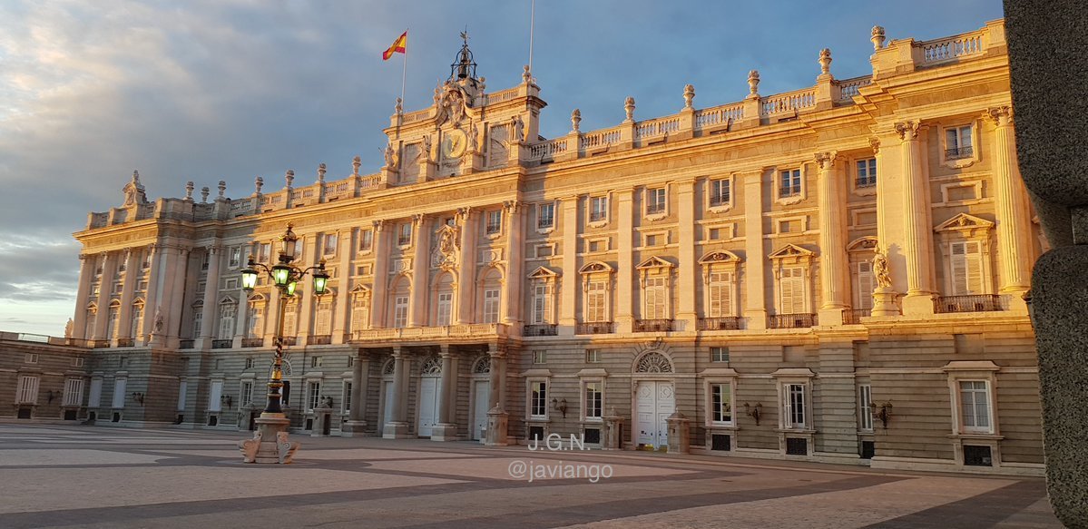 javiango's tweet photo. The Royal Palace of Madrid Spain 🇪🇸
It´s the largest Royal Palace in western Europe.Built by order king Felipe V on the site of Real Alcazar between 1738-64 by several architects #Juvara #Sachetti #VRodríguez #Sabatini in Baroque style classicist.
🎻https://t.co/17b7DU6Nwu🎻 https://t.co/zFegznLXQb